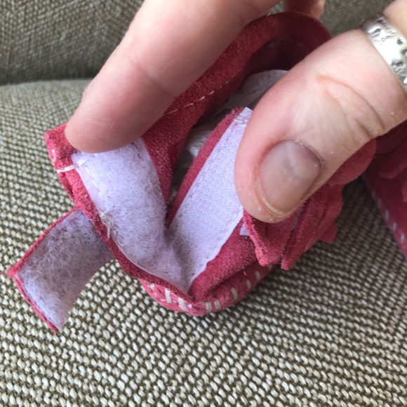 Infant Minnetonka Back Flap Moccasins With Velcro Closure. Pink, SZ 1. Like New. - Picture 9 of 16